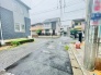 落ち着いた佇まいの邸宅が並ぶ、穏やかな時間が流れる住宅街の風景です。