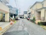 落ち着いた佇まいの建物が並ぶ、静かで穏やかな時間が流れる日常の景色です。