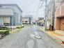 落ち着いた佇まいの建物が並び、穏やかな時間が流れる閑静な住宅街の一角です。
