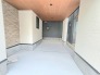 洗練された素材使いと落ち着いた色合いが調和する、静寂に満ちた佇まい