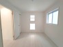 今からここを誰のお部屋にしようか、そんな洋室です。
