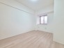 今からここを誰のお部屋にしようか、そんな洋室です。
