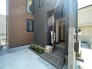 ポーチのついた新築分譲物件。玄関の印象はいかがでしょうか？入口からご覧ください。
