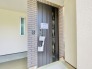 ポーチのついた新築分譲物件。玄関の印象はいかがでしょうか？入口からご覧ください。

