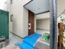 ポーチのついた新築分譲物件。玄関の印象はいかがでしょうか？入口からご覧ください。
