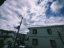 空を見上げれば大きく広がる雲が、日々の暮らしに穏やかな時の流れを感じさせてくれる風景です。