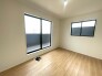 バルコニーに面した明るくて、風通しの良い心地よい洋室です。
