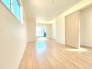 将来的には間仕切りして２部屋に変更可能な洋間。成長に合わせた間取り変更が可能なタイプ。

