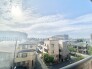 空へと広がる淡い雲が、穏やかな空模様を映し出し、住まう人に安らぎをもたらすような、ゆったりとした時間が流れる街並みが望めます
