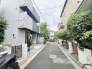 落ち着いた佇まいの建物が並ぶ、穏やかな時間が流れる住宅街の風景です。