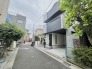 落ち着いた色調の外観が周辺の静かな街並みに調和し、日々の暮らしに穏やかな安らぎをもたらします。