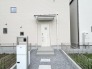 ポーチのついた新築分譲物件。玄関の印象はいかがでしょうか？入口からご覧ください。
