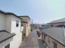 空の広がりを感じる、落ち着いた住宅街の穏やかな日常が流れる眺望です。