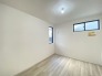 今からここを誰のお部屋にしようか、そんな洋室です。

