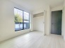 白を基調としたすっきりとした空間に、濃色の建具が映える落ち着いた佇まい。