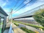 抜けるような青空と心地よい風を感じられる開放的な周辺環境が広がります。