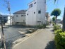 前面道路は歩道も整備され、小さなお子様にも安心 
