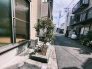 穏やかな日常の気配が漂う、落ち着いた住宅街の風景が心地よい暮らしを予感させます。