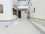 洗練された石張りのアクセントウォールが迎える落ち着いた佇まいの住まい