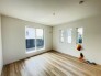 大事な日当たりは、大きな窓から。誰のお部屋にしましょう。
