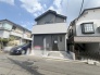 周辺の街並みの中で適度な主張、生活に溶け込むシンプルなデザインの外観が魅力の一戸建です。
