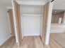 豊富な収納スペースもこの物件の特長の一つ。各所に収納が完備されており、生活をスッキリと整えることができます。
