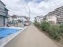 安心して暮らすことのできる住宅街。　住宅地の道路は一般に交通量が少なく車などの騒音が少ないため、住民にとって静かな生活環境が提供されます。
