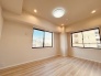 実際に室内をご見学頂くと生活のイメージが広がると思います。家具を置いたイメージや窓からの景色など。周辺で販売に出している物件も一緒にまとめてご見学頂き、比較する事もできます。お気軽に担当スタッフまでお申しつけください。
