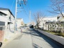 安心して暮らすことのできる住宅街。　住宅地の道路は一般に交通量が少なく車などの騒音が少ないため、住民にとって静かな生活環境が提供されます。
