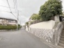 安心して暮らすことのできる住宅街。　住宅地の道路は一般に交通量が少なく車などの騒音が少ないため、住民にとって静かな生活環境が提供されます。

