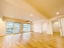 家族の集まるリビングは気持ちの良い自然光が差し込む団欒空間。室内のご見学予約も随時、受付中ですのでお気軽にお問合せください。
