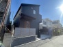 周辺の街並みの中で適度な主張、生活に溶け込むシンプルなデザインの外観が魅力の一戸建です。
