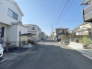 安心して暮らすことのできる住宅街。　住宅地の道路は一般に交通量が少なく車などの騒音が少ないため、住民にとって静かな生活環境が提供されます。
