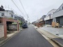 10号棟 安心して暮らすことのできる住宅街。　住宅地の道路は一般に交通量が少なく車などの騒音が少ないため、住民にとって静かな生活環境が提供されます。
