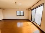 快適な居住性を兼ね備えた洋室。広々とした空間は、自分らしいインテリアを楽しむことができるほか、リラックスした時間を過ごすことができそうです。
