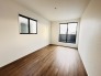 スタイリッシュなデザインと快適な居住性を兼ね備えた洋室。広々とした空間は、自分らしいインテリアを楽しむことができるほか、リラックスした時間を過ごすことができそうです。
