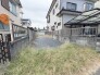 アプローチ部分に車を停める形状の土地です