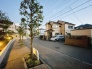 安心して暮らすことのできる住宅街。　住宅地の道路は一般に交通量が少なく車などの騒音が少ないため、住民にとって静かな生活環境が提供されます。

