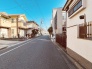 安心して暮らすことのできる住宅街。　住宅地の道路は一般に交通量が少なく車などの騒音が少ないため、住民にとって静かな生活環境が提供されます。
