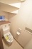 階段下を有効活用したトイレスペース。
便座はもちろんウォシュレット。

