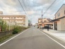 安心して暮らすことのできる住宅街。　住宅地の道路は一般に交通量が少なく車などの騒音が少ないため、住民にとって静かな生活環境が提供されます。
