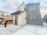 周辺の街並みの中で適度な主張、生活に溶け込むシンプルなデザインの外観が魅力の一戸建です。
