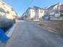 安心して暮らすことのできる住宅街。　住宅地の道路は一般に交通量が少なく車などの騒音が少ないため、住民にとって静かな生活環境が提供されます。

