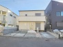 周辺の街並みの中で適度な主張、生活に溶け込むシンプルなデザインの外観が魅力の一戸建です。
