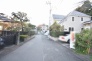 安心して暮らすことのできる住宅街。　住宅地の道路は一般に交通量が少なく車などの騒音が少ないため、住民にとって静かな生活環境が提供されます。
