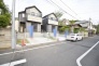 安心して暮らすことのできる住宅街。　住宅地の道路は一般に交通量が少なく車などの騒音が少ないため、住民にとって静かな生活環境が提供されます。
