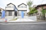周辺の街並みの中で適度な主張、生活に溶け込むシンプルなデザインの外観が魅力の一戸建です。
