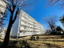 少しレトロな雰囲気をかんじさせてくれる団地と室内のスケルトンリフォームされた新しい空間とのコラボレーション。