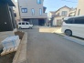 安心して暮らすことのできる住宅街。　住宅地の道路は一般に交通量が少なく車などの騒音が少ないため、住民にとって静かな生活環境が提供されます。
