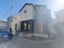 周辺の街並みの中で適度な主張、生活に溶け込むシンプルなデザインの外観が魅力の一戸建です。
